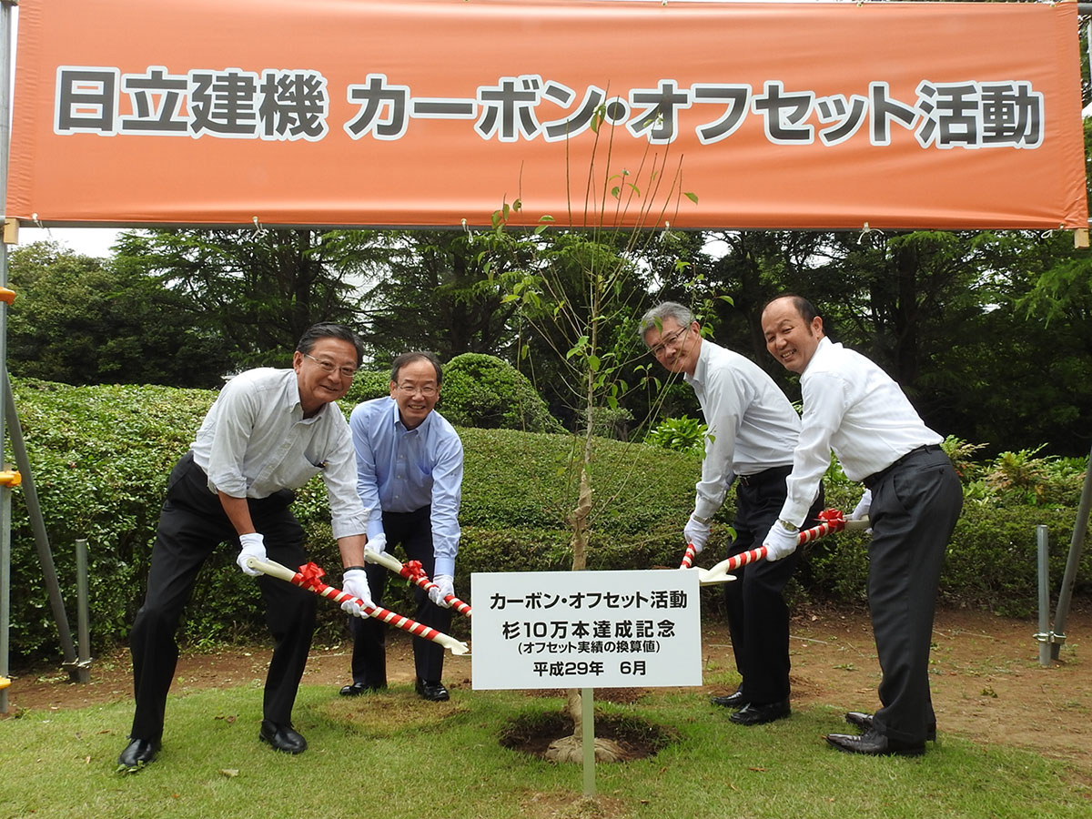 記念植樹の様子。左から、住岡副社長、石塚会長、平野社長、田淵専務